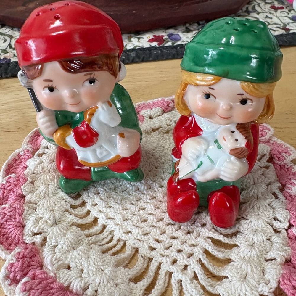 M19 1983 Avon Claus & Company Red Porcelain Salt and Pepper Shakers